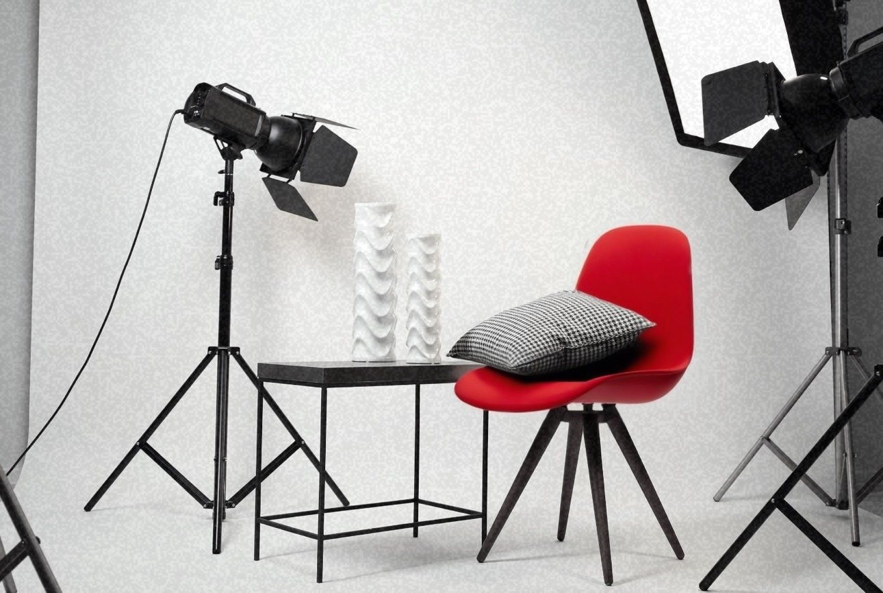 Fotostudio mit rotem Stuhl
